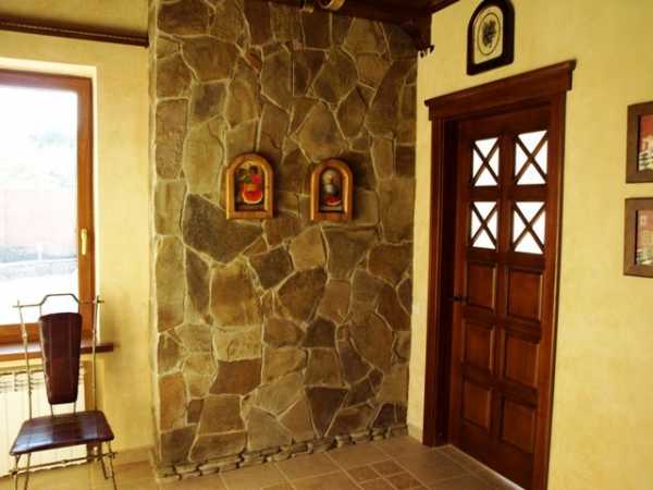 Дизайн прихожей с декоративным камнем – внутренняя отделка искусственным гибким и диким камнем в коридоре, варианты дизайна стен
