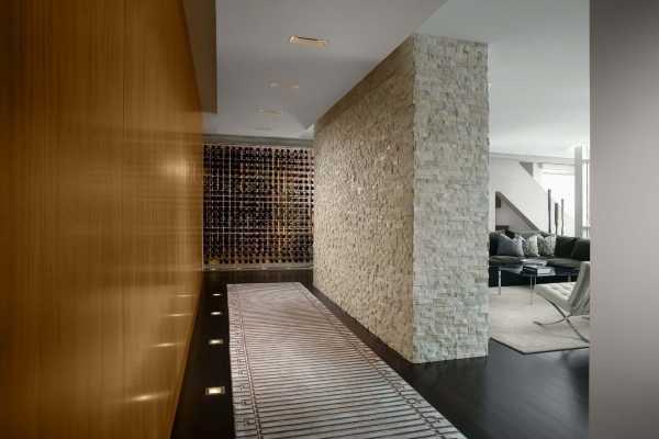 Дизайн прихожей с декоративным камнем – внутренняя отделка искусственным гибким и диким камнем в коридоре, варианты дизайна стен
