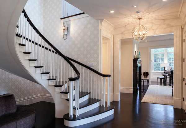Дом с лестницей – Лестница на второй этаж в загородном доме