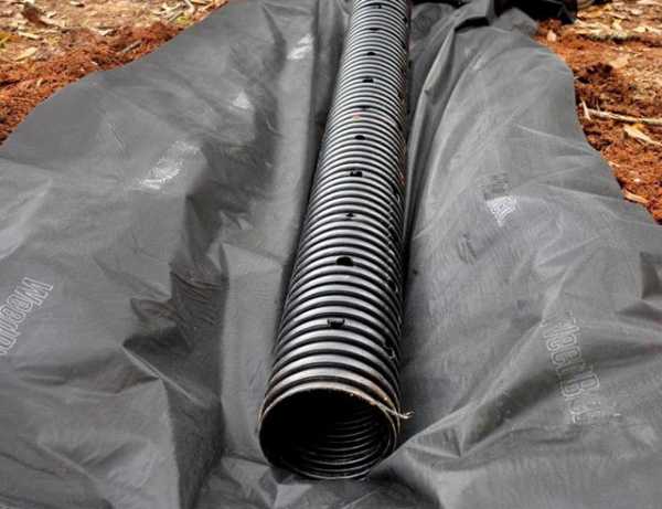 Дренажные гофрированные полиэтиленовые трубы – перфорированные, в геотекстиле, из различных материалов (керамические, пластиковые и другие), диаметров (110, 150). Укладка для дренажа с видео