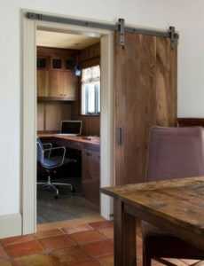Дверь купе в кладовку фото – как сделать купейные и полукруглые двери, установка для комнаты