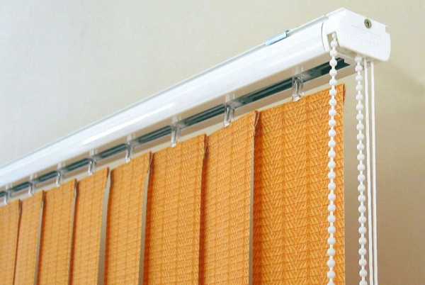 Дверные жалюзи рулонные – выбираем ПВХ модель на дверной балконный проем и вместо шторы в гардеробную