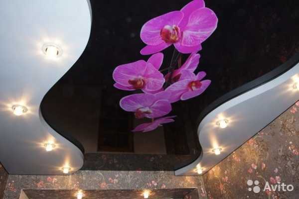 Двухуровневые матовые натяжные потолки для зала фото – варианты в стиле «классика» для зала, 2 уровня с подсветкой, современные дизайнерские решения двух уровненных моделей
