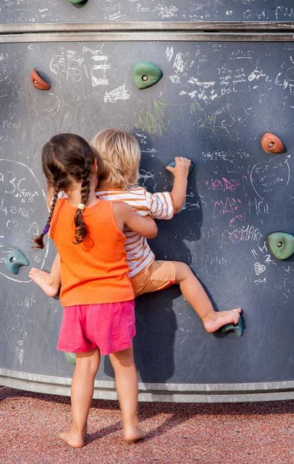 Фото держит два садика и детскую площадку – Детская площадка на даче своими руками — примеры, советы, фото и видео