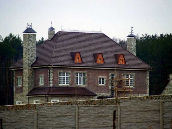 Фото дом с четырехскатной крышей – Конструкция стропильной системы вальмовой четырехскатной крыши, видео инструкция. Одноэтажный дом с вальмовой крышей фото