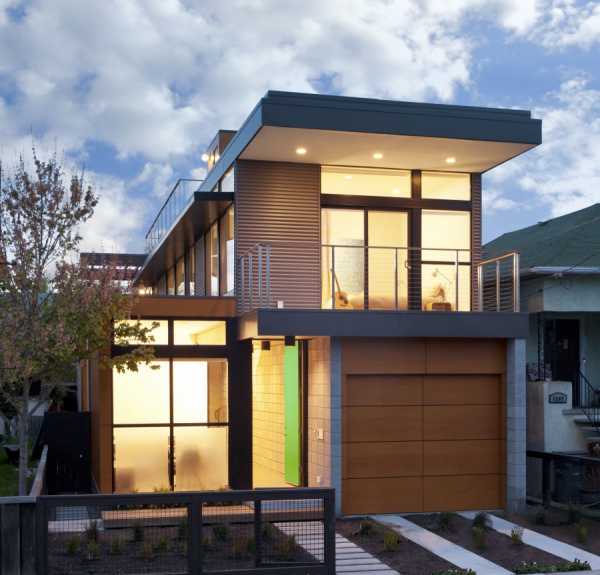 Фото гараж в доме – небольшой деревянный или кирпичный с пространством на 2 машины под одной крышей, проекты с мансардой и с подземным парковочным местом