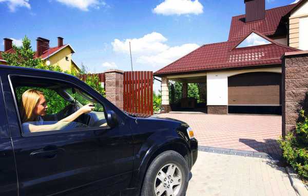 Гараж в частном доме – небольшой деревянный или кирпичный с пространством на 2 машины под одной крышей, проекты с мансардой и с подземным парковочным местом