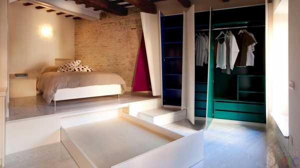 Гардеробная система в спальне – фото дизайна, шкаф из гипсокартона, встроенная в маленькой, зона за кроватью, дверь в отдельную
