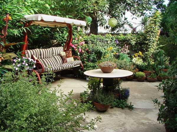 Качели в саду фото – Садовые качели в ландшафтном дизайне – функциональные особенности и виды