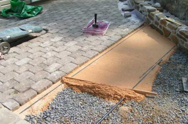 Как класть тротуарную плитку своими руками на песок – Как класть тротуарную плитку - технология правильной укладки тротуарной плитки на песок, бетонное основание своими руками, фото и