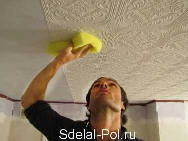 Как клеить на потолок плитки – как наклеить, поклеить потолочную плитку из пенопласта, как правильно приклеить, как подготовить неровный потолок к поклейке плитки, способы поклейки, как оклеить