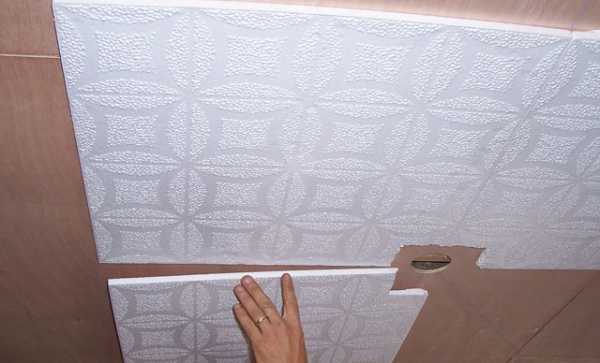 Как клеить на потолок плитки – как наклеить, поклеить потолочную плитку из пенопласта, как правильно приклеить, как подготовить неровный потолок к поклейке плитки, способы поклейки, как оклеить