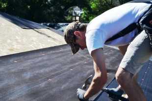 Как клеить рубероид на крышу – особенности укладки на деревянную крышу под профнастил и на мауэрлат, используя клей, мастику или гвозди