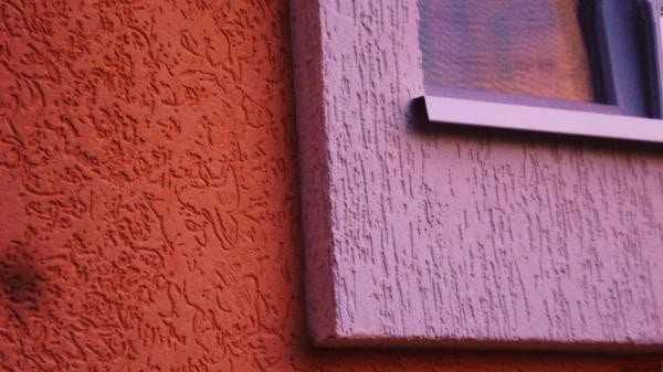 Как красить короед на фасаде – выбор краски и технология нанесения