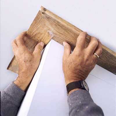 Как отрезать угол плинтуса потолочного – Потолочный плинтус как сделать угол, как правильно резать углы потолочного плинтуса, инструменты для обрезки (вырезки) плинтуса, состыковка потолочного плинтуса в углах