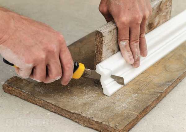 Как отрезать угол плинтуса потолочного – Потолочный плинтус как сделать угол, как правильно резать углы потолочного плинтуса, инструменты для обрезки (вырезки) плинтуса, состыковка потолочного плинтуса в углах