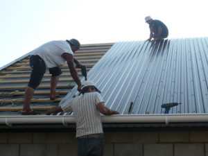 Как перекрыть крышу профнастилом – Как сделать перекрытие крыши профнастилом своими руками – пошаговое руководство