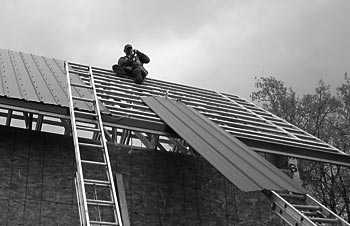 Как перекрыть крышу профнастилом – Как сделать перекрытие крыши профнастилом своими руками – пошаговое руководство
