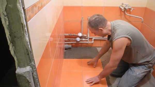 Как положить плитку в ванной комнате своими руками на стену видео – Укладка плитки в ванной своими руками