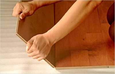 Как положить в комнате ламинат – Как класть ламинат - вдоль или поперек, учимся правильно стелить покрытие своими руками, направление укладки в комнате: инструкция, фото