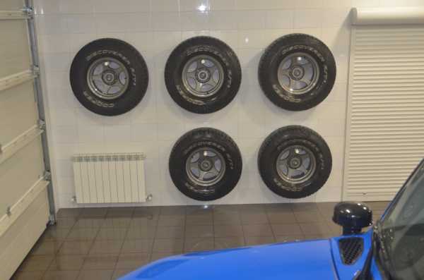 Как повесить на стену колеса в гараже – Хранение колес в гараже на стене: следуем правилам