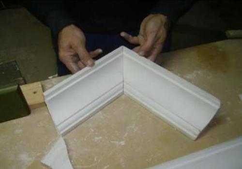 Как правильно делать углы на потолочных плинтусах – Как сделать плинтуса на потолок (углы) своими руками!