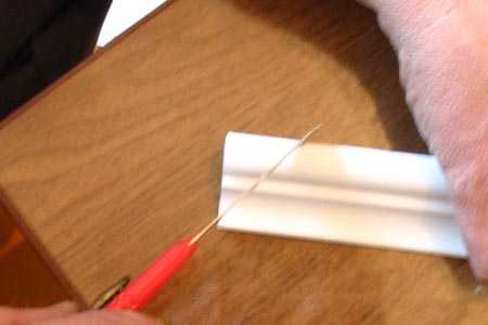 Как правильно отрезать угол потолочный плинтус – Потолочный плинтус как сделать угол, как правильно резать углы потолочного плинтуса, инструменты для обрезки (вырезки) плинтуса, состыковка потолочного плинтуса в углах