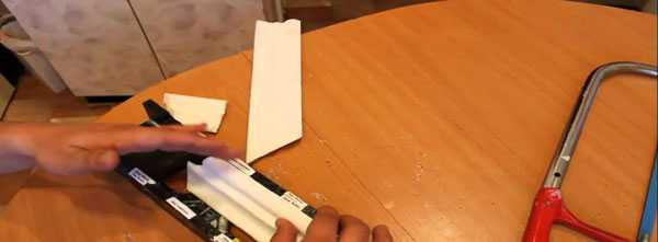 Как правильно подрезать потолочный плинтус в углах видео – Потолочный плинтус как сделать угол, как правильно резать углы потолочного плинтуса, инструменты для обрезки (вырезки) плинтуса, состыковка потолочного плинтуса в углах