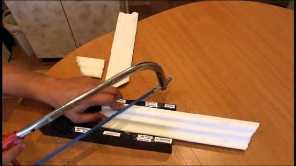Как правильно вырезать на потолочном плинтусе углы – Потолочный плинтус как сделать угол, как правильно резать углы потолочного плинтуса, инструменты для обрезки (вырезки) плинтуса, состыковка потолочного плинтуса в углах