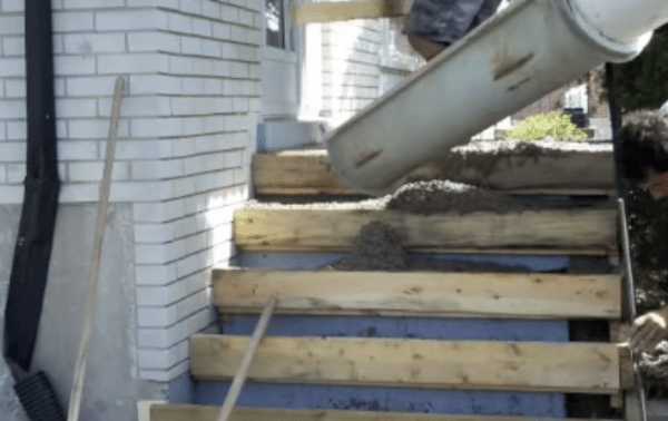 Как правильно заливать крыльцо бетоном – Бетонное крыльцо своими руками: как правильно залить и сделать ступени из бетона, полезные советы по отделки