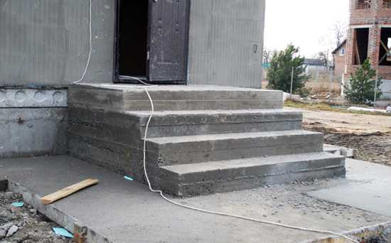 Как правильно заливать крыльцо бетоном – Бетонное крыльцо своими руками: как правильно залить и сделать ступени из бетона, полезные советы по отделки