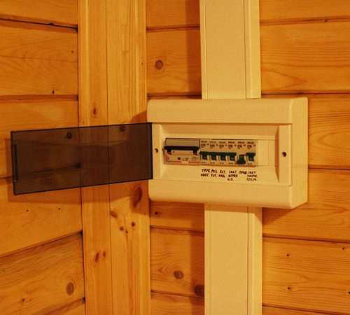Как проложить проводку в деревянном доме – схемы проводки + правила монтажа