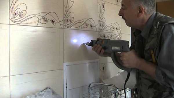 Как просверлить отверстие в керамической плитке на стене – Как сверлить кафельную плитку на стене в ванной