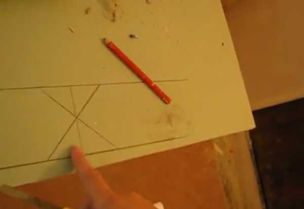 Как резать потолочные плинтуса углы – Потолочный плинтус как сделать угол, как правильно резать углы потолочного плинтуса, инструменты для обрезки (вырезки) плинтуса, состыковка потолочного плинтуса в углах