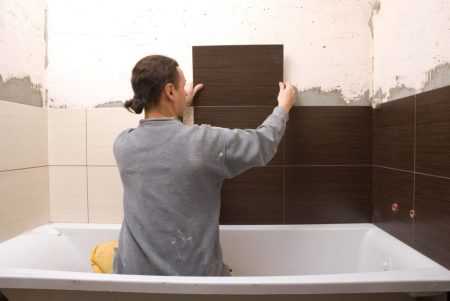 Как самому положить кафель в ванной – Укладка плитки в ванной своими руками