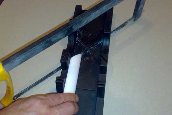 Как сделать потолочные плинтуса углы видео – Потолочный плинтус как сделать угол, как правильно резать углы потолочного плинтуса, инструменты для обрезки (вырезки) плинтуса, состыковка потолочного плинтуса в углах