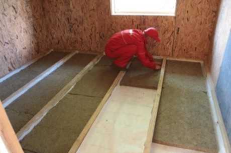 Как сделать теплый водяной пол в деревянном доме своими руками видео – Как сделать теплые полы в деревянном доме: варианты устройства и монтажа