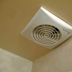 Как сделать вытяжку в частном доме в туалете – как сделать вентиляцию, виды, обратный клапан (+ фото)