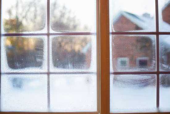 Как утеплить деревянное окно на зиму – Как самостоятельно утеплить окна на зиму, различные способы, советы, рекомендации (с видео)