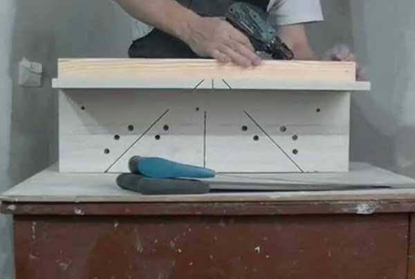 Как вырезать на плинтусе угол – Как правильно вырезать угол на потолочном плинтусе: способы и советы