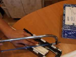 Как вырезать угол у плинтуса потолочного – Потолочный плинтус как сделать угол, как правильно резать углы потолочного плинтуса, инструменты для обрезки (вырезки) плинтуса, состыковка потолочного плинтуса в углах
