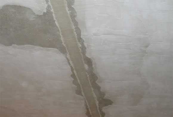 Как заделать трещины на потолке – Как заделать трещину на потолке. Заделка трещин на потолках своими силами. Видео