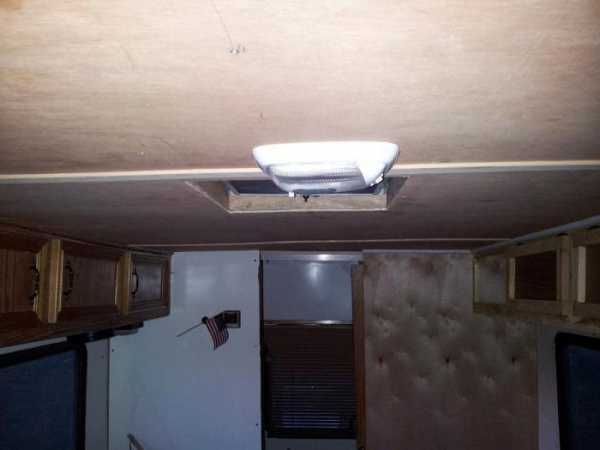 Как заделать в потолке трещину – Как заделать дыру в потолке, чем замазать щель, заделка отверстий и дырок своими руками: инструкция, фото и видео