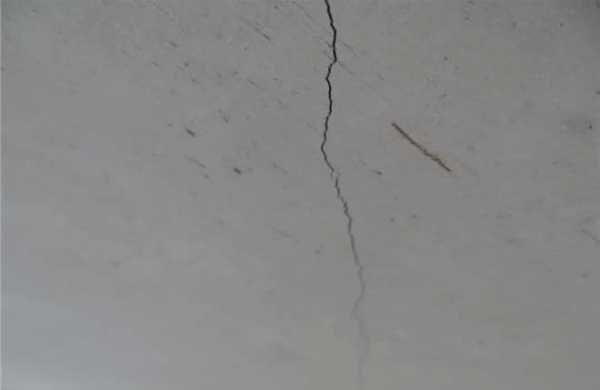Как заделать в потолке трещину – Как заделать дыру в потолке, чем замазать щель, заделка отверстий и дырок своими руками: инструкция, фото и видео