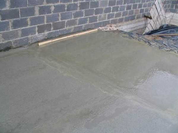 Как залить пол в гараже бетоном – какой маркой, толщина бетонной стяжки, как правильно и недорого забетонировать, как сделать и выровнять, устройство основания