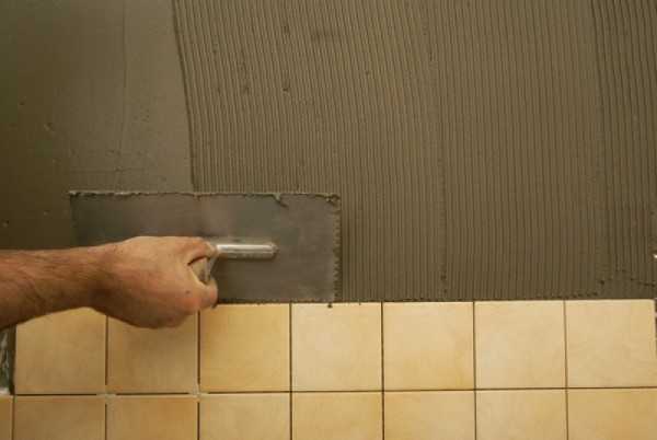 Какой клей лучше для керамической плитки – Какой клей для плитки лучше выбрать в ванную комнату — фото и видео обзор