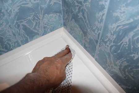 Керамический плинтус на ванну – видео-инструкция как установить своими руками, особенности силиконовых, акриловых, пластиковых, кафельных, потолочных, напольных изделий, чтобы не затекала вода, цена, фото