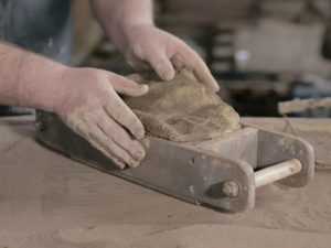 Кирпич из глины как сделать – видео-инструкция по монтажу своими руками, технология производства, особенности высокоглиноземистого материала, линия по изготовлению, цена, фото