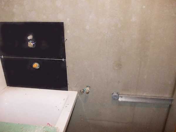 Клеим плитку в ванной своими руками видео – Правильная укладка плитки на стены в ванной комнате