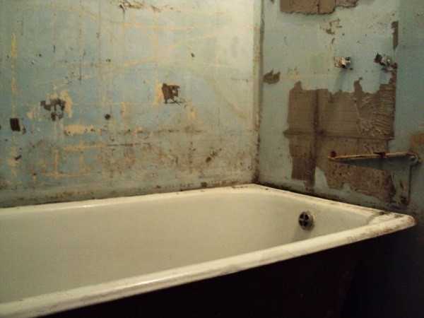 Клеим плитку в ванной своими руками видео – Правильная укладка плитки на стены в ванной комнате